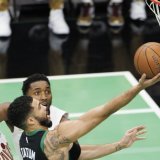 Les Cavaliers (en blanc) ne sont plus invaincus, la faute aux Celtics de Boston. KEYSTONE/EPA/CJ GUNTHER